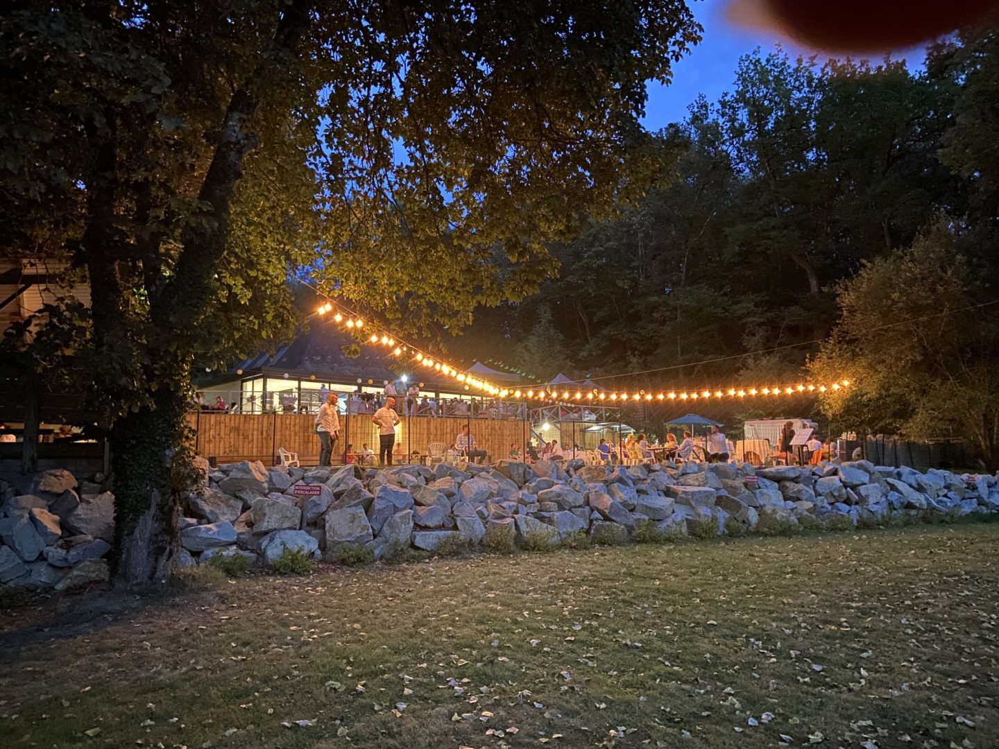 Vue du bas de la plage de nuit