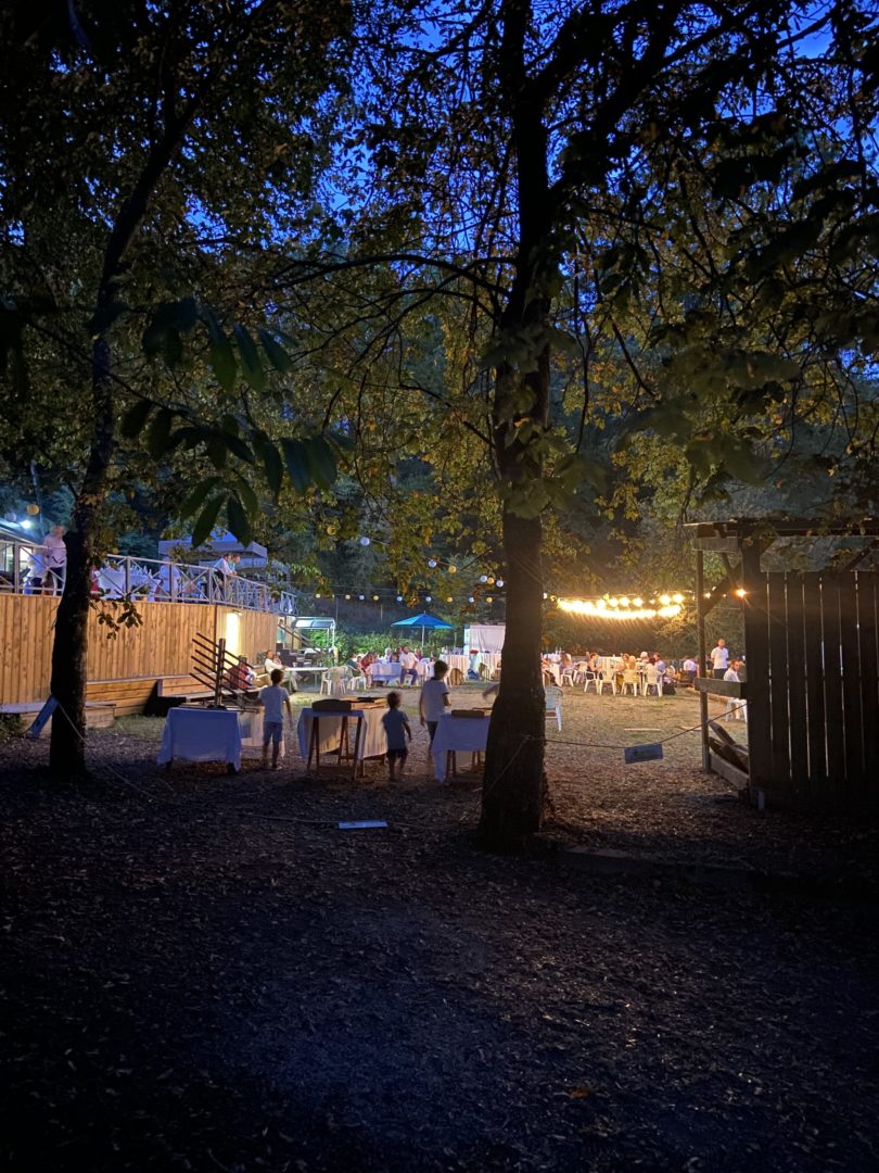 Vue extérieur la plage de nuit