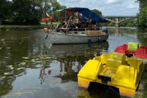 Bateau + pédalo sur l'eau